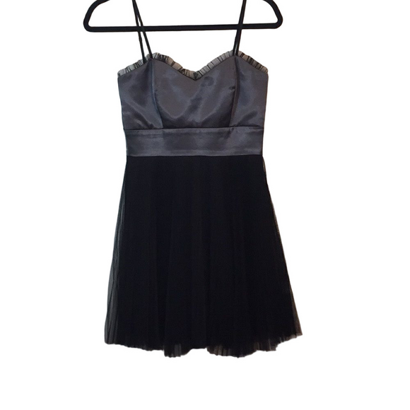 Trixxi Dresses & Skirts - TRIXXI JUNIORS SZ 3  Dress, party dress Pit to Pit 14" FLOWY ON BOTTOM